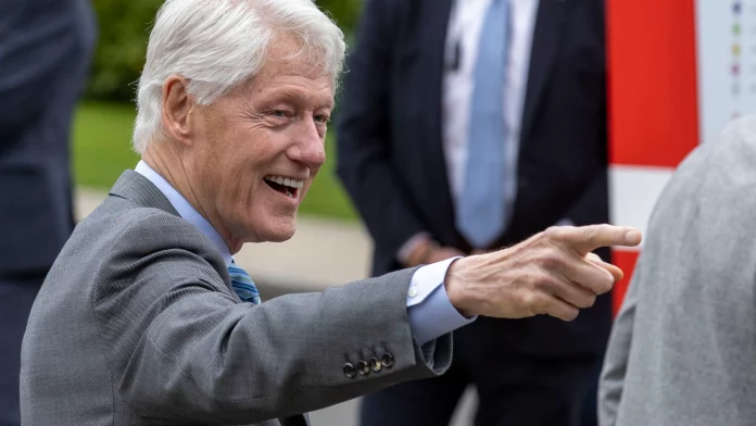 Bill Clinton në Shqipëri, s’ka të ftuar nga Kosova (VIDEO)