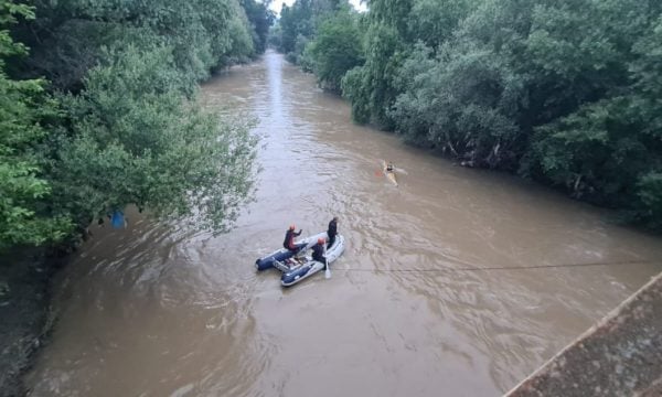 Një serbe dyshohet se ka rënë në lumin Ibër, kërkimet vazhdojnë edhe sot