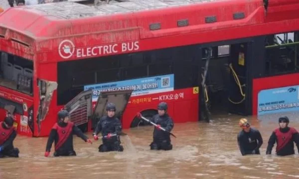 Tragjedi në Korenë e Jugut, nxirren 5 trupa të pajetë nga një autobus i përmbytur