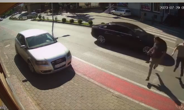 Video – Dy qytetarë shpëtojnë për ‘një fije floku’ nga vozitësi me shpejtësi të madhe në vija të bardha