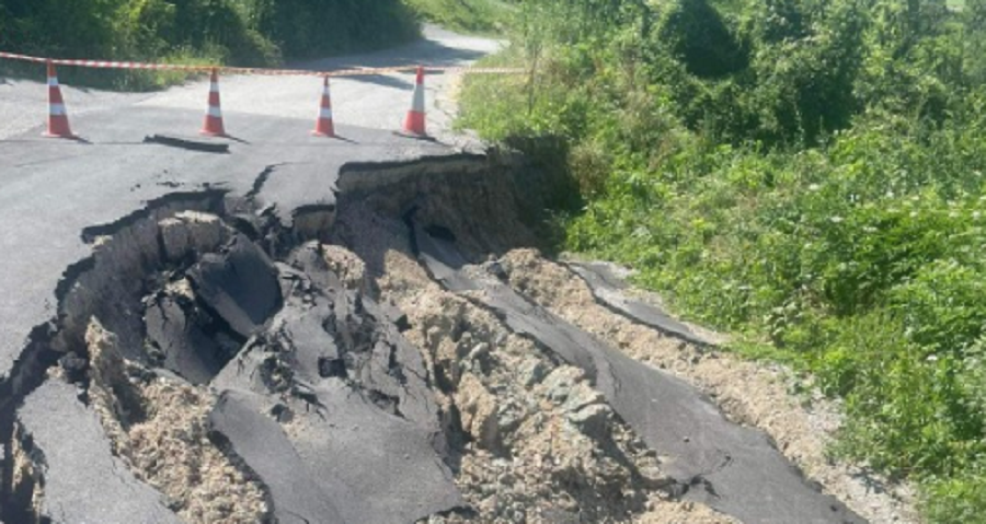 Shembet dheu, mbyllet përkohësisht një rrugë që lidh dy fshatra në Klinë