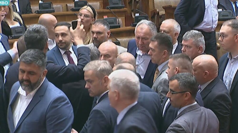 Emri i Albin Kurtit përmendet në Parlamentin e Serbisë, deputetët kapen fizikisht