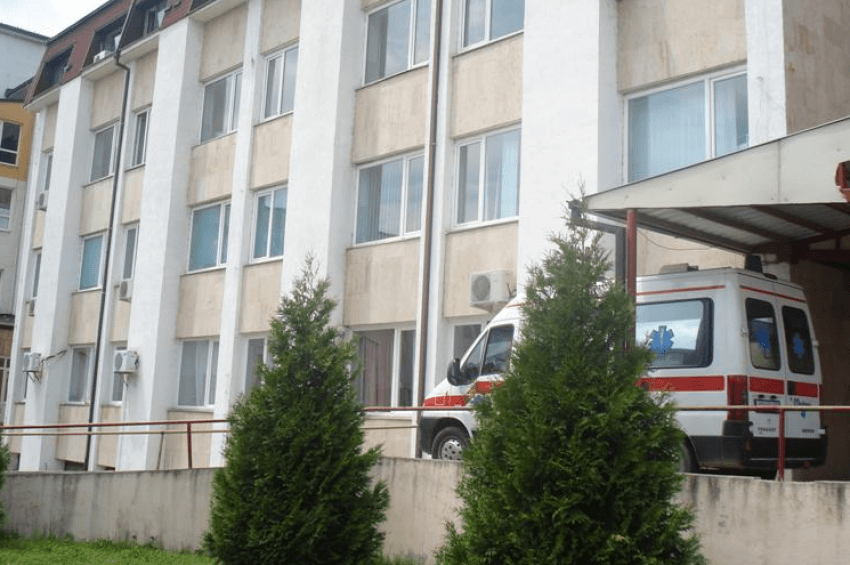 Gjakovë: Këputet kavoja e ashensorit në një objekt, lëndohen rëndë dy persona