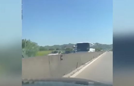 Trafik i rënduar në autostradën Tiranë-Durrës, qytetarë të Shqipërisë dhe Kosovës kanë marrë rrugën drejt plazhit