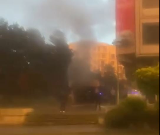 Digjet trafoja e rrymës afër Shtëpisë së Mallrave në Gjilan, shkaktar dyshohet të jetë vetëtima – VIDEO