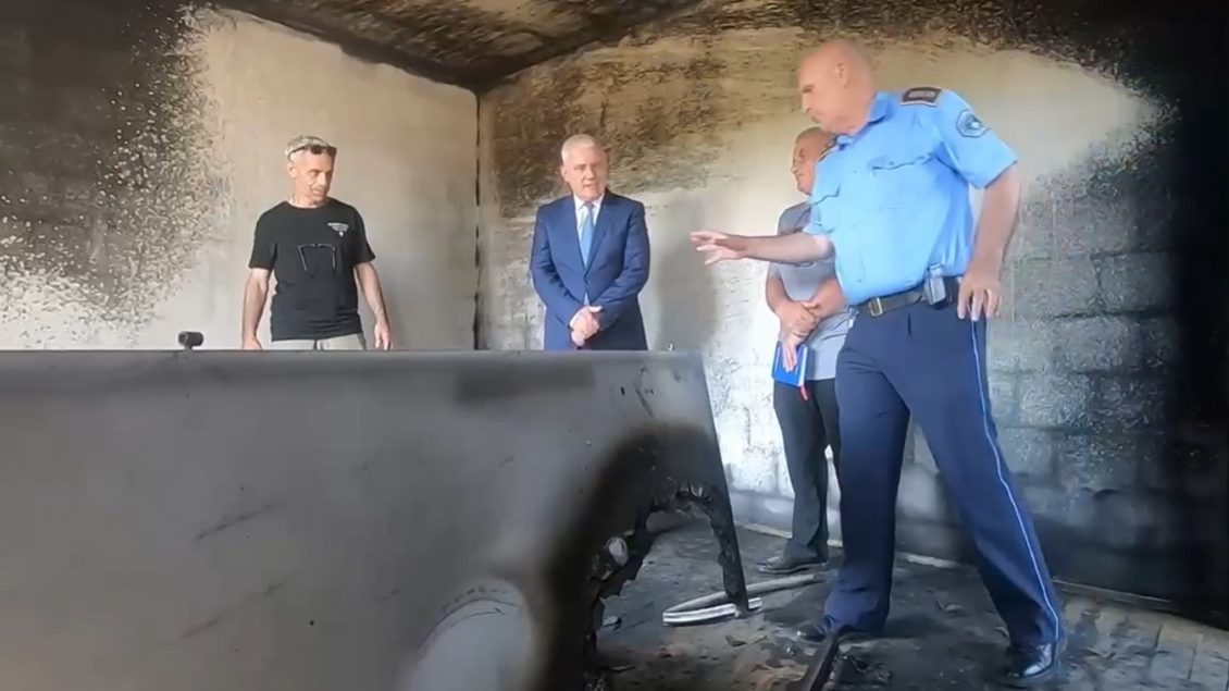 Sveçla viziton shtëpinë e djegur të serbit në Istog: Kam kërkuar angazhimin e të gjitha resurseve shtetërore për zbardhjen e rastit