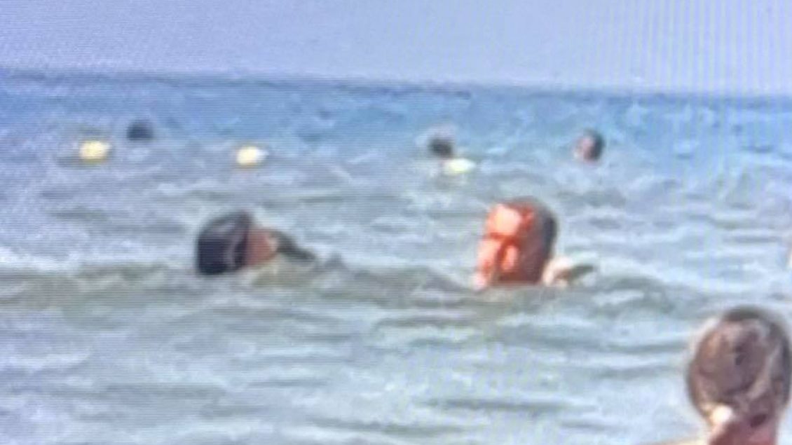 Një oficer i FSK-së shpëton nënën dhe vajzën e saj nga mbytja në det, në Shëngjin