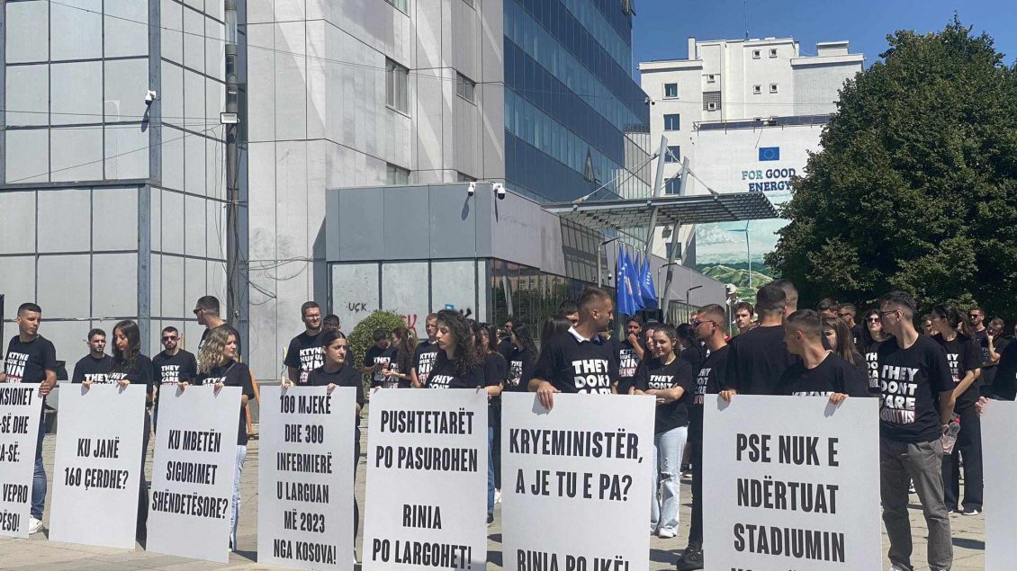 Rinia e PDK-së proteston para Qeverisë me moton: “Ktyne nuk ua nin për neve”