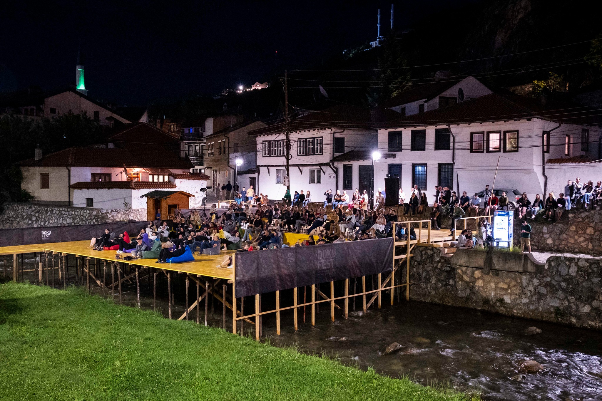 Dy punëtorë sigurimi denoncohen se sulmuan dhe kërcënuan dy të rinj në ‘Doku Night’ në Prizren