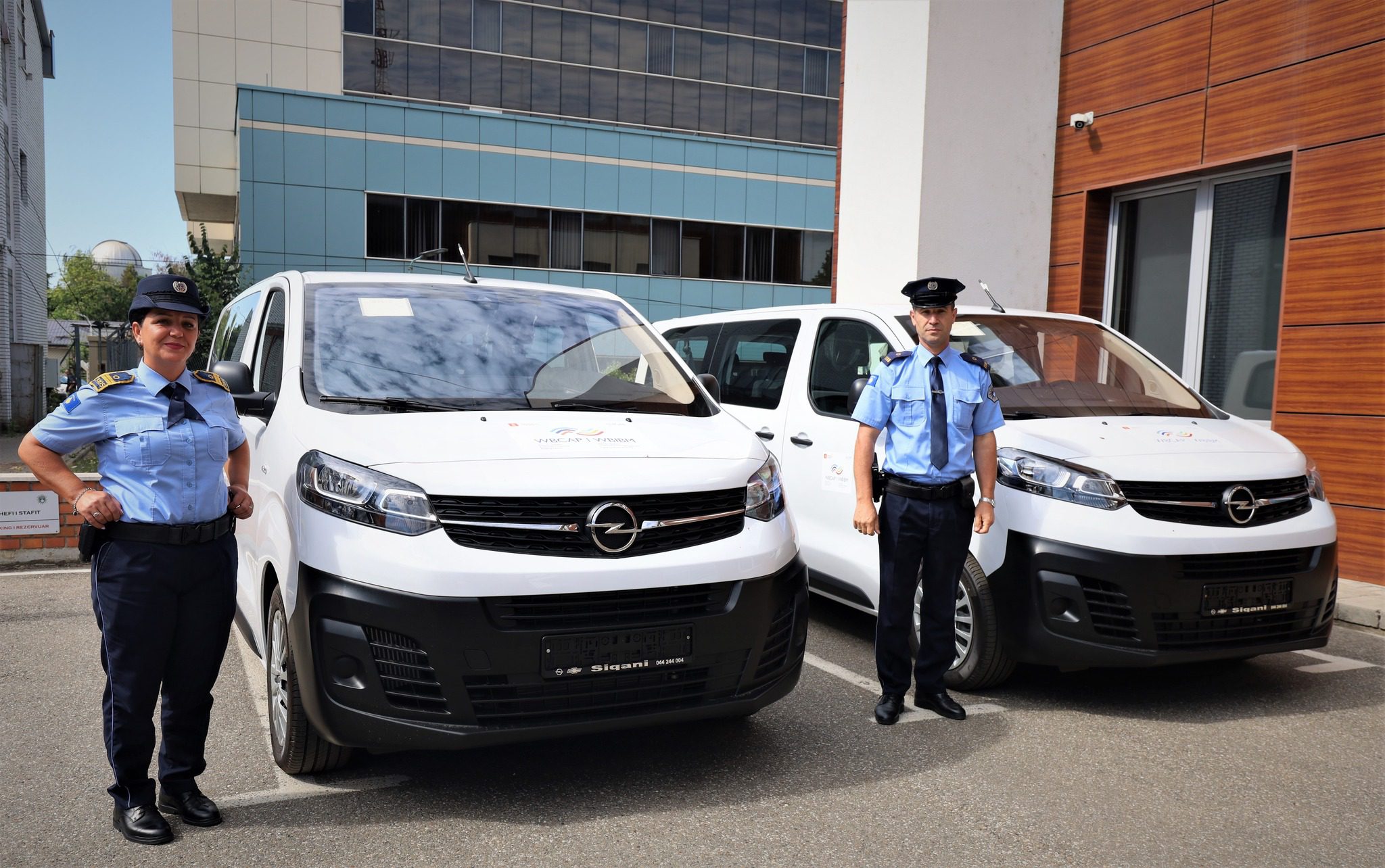 Policia pranon donacion dy automjete, do të shërbejnë per trajtimin e migrantëve të pa rregullt
