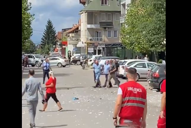 Momenti kur policia e arreston një person në Prizren, dyshohet se ndoti me qëllim ambientin