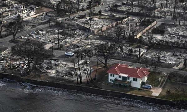 Si mbeti e paprekur shtëpia në Hawaii mes zjarreve shkatërruese