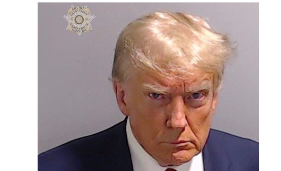 Pamje historike: Donald Trumpi bëhet ish-presidenti i parë amerikan që i bëhet foto nga burgu