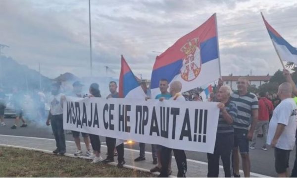 Qytetarët serbë protestojnë kundër formimit të qeverisë së re, shkak presioni i Serbisë në Mal të Zi