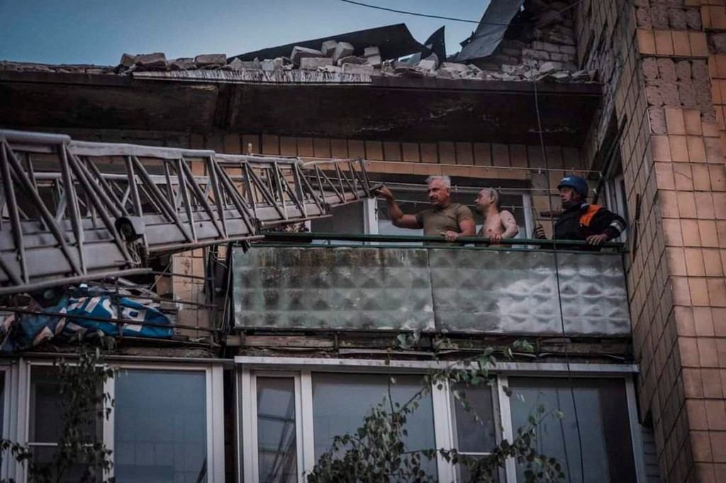 Bombardimet në Pokrovsk të Ukrainës, ekipet e shpëtimit në kërkim të të mbijetuarve