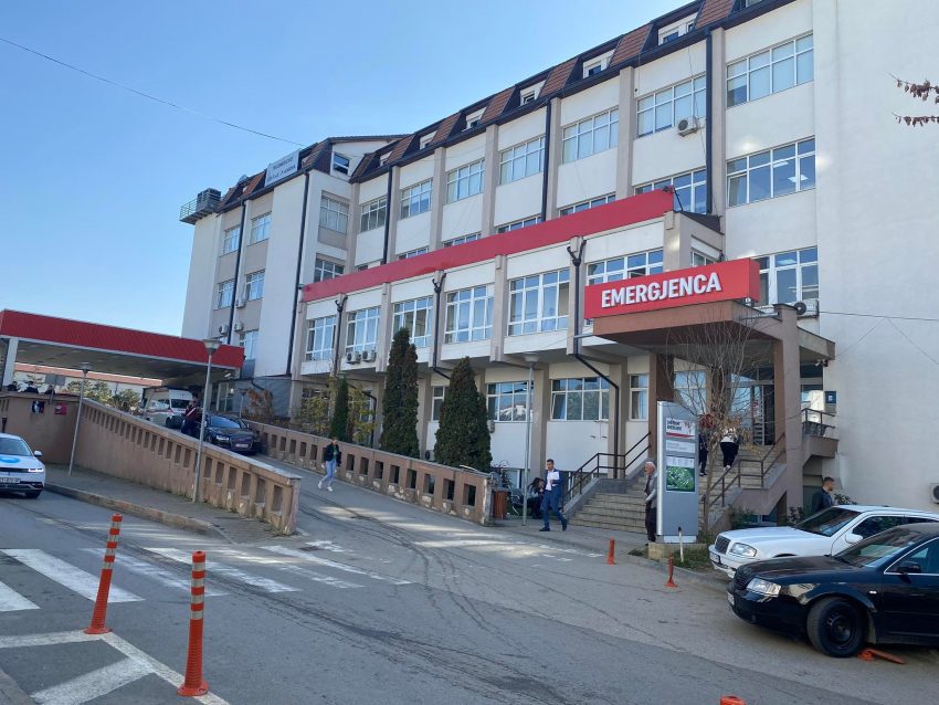Vdes një person në QKUK, ishte aksidentuar më 5 tetor në Gjakovë