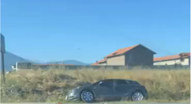 Vetaksident në Prizren, vetura përfundon jashtë rrugës