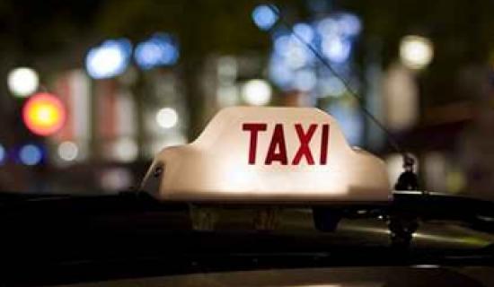 Prishtinë: Një taksist sulmohet me thikë nga një person (Video)