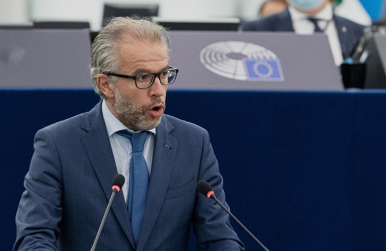 Eurodeputeti nga Holanda: Shpresoj që BE-ja i heq masat ndaj Kosovës në shtator (VIDEO)