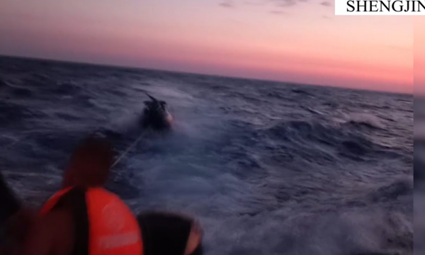 Mbetën në mes të detit në Shëngjin, shpëtohen 2 të rinjtë (VIDEO)