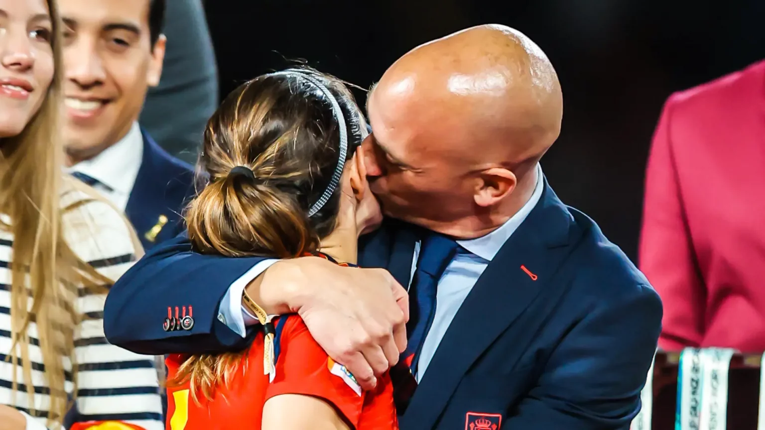 Presidenti i Federatës së Spanjës do të japë dorëheqje, shkak puthja që ia dha futbollistes Hermoso