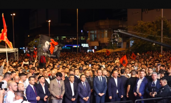 Ngriti flamurin “Autochtonous” gjatë vizitës së Kurtit, Policia maqedonse vihet në kërkim të autorit