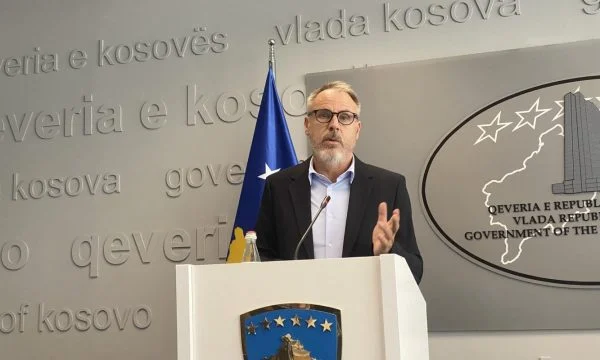 Zogiani humb durimin, përplaset me gazetarin në konferencë