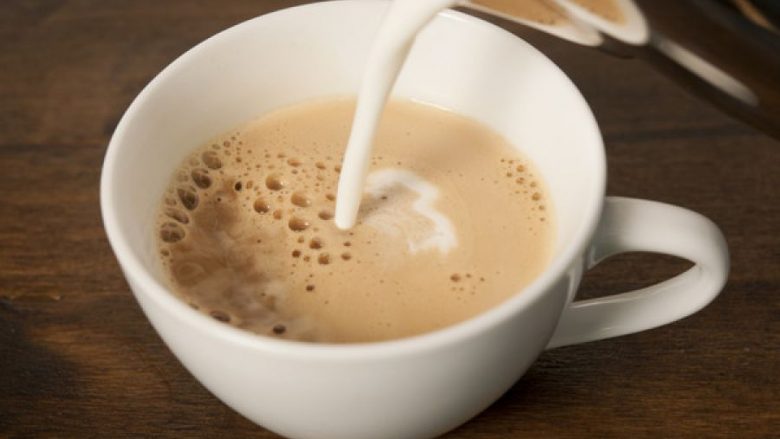 Çfarë ndikimi ka kafeja me qumësht në shëndetin tonë?