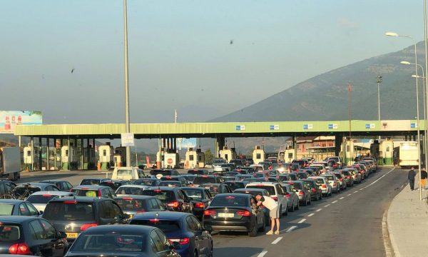 Kolona të gjata për të dalë nga Kosova, mbi 2 orë pritje në Merdarë