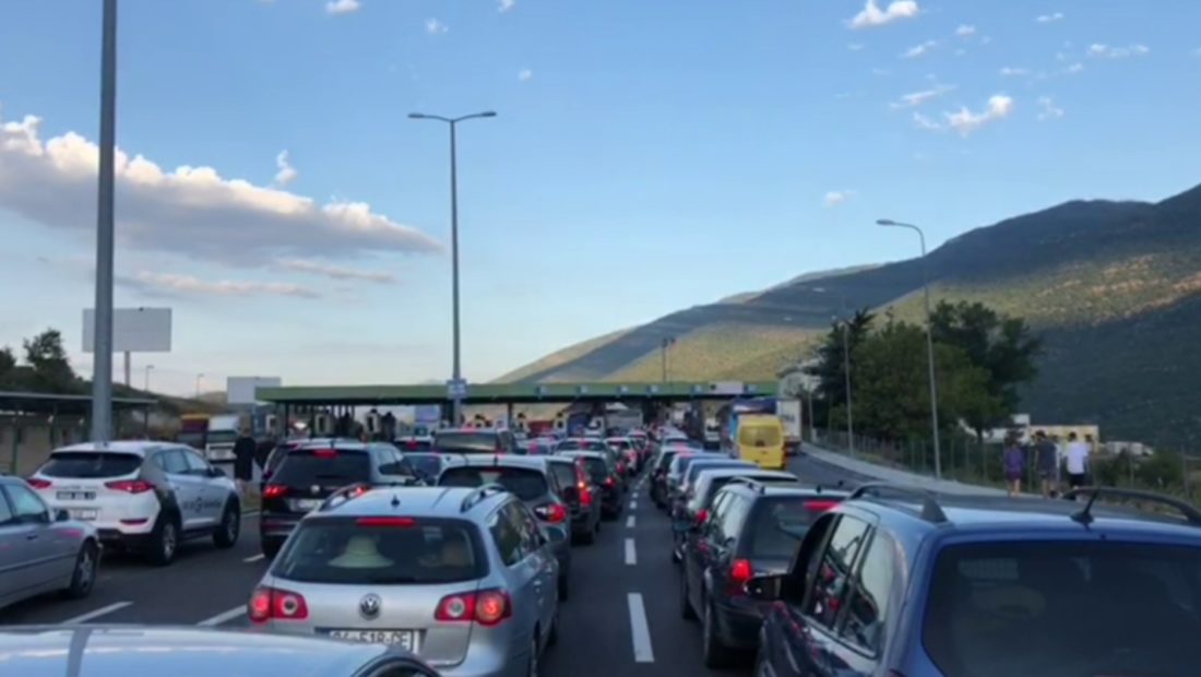 Serbia bllokon 10 autobusë kosovarë në kufirin me Kroacinë, pritjet deri në 4 orë