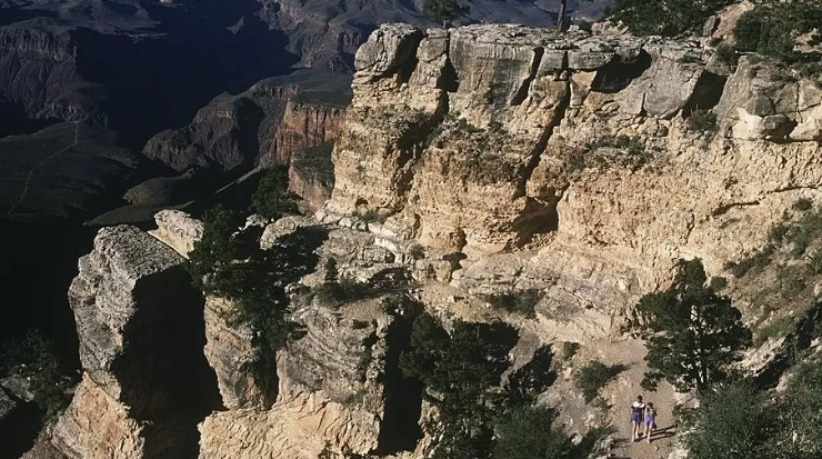 13-vjeçari i mbijeton rënies 100 metra të Grand Canyon pasi shmangu një foto turistike