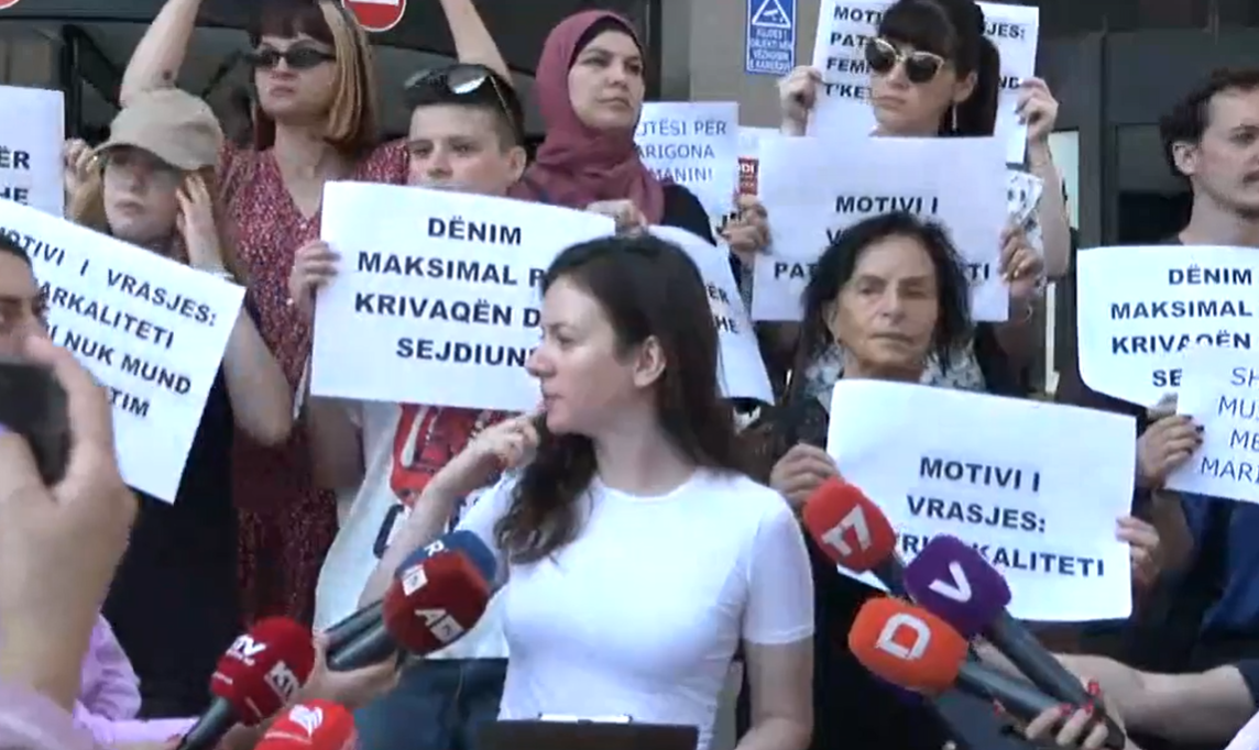 “Dënim maksimal për Krivaqën dhe Sejdiun”: Nis protesta para Gjykatës në Ferizaj