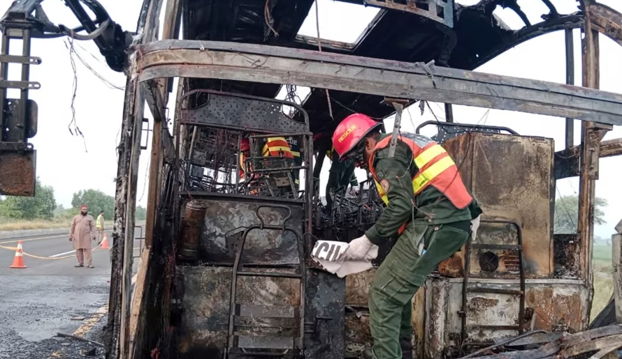 Pakistan: Autobusi përplaset me kamion, të paktën 18 të vdekur
