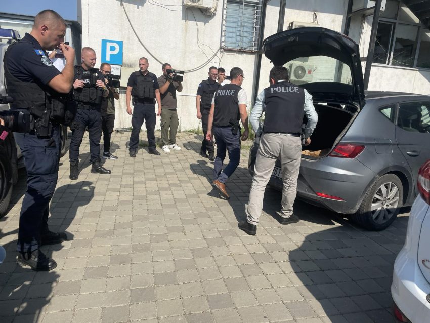 Policia largohet nga ministria e Rozeta Hajdarit, me vete marrin edhe dokumente e kompjuterë