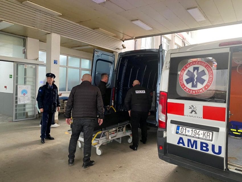 Edhe një polic i Kosovës kërkoi ndihmë spitalore mbrëmë, kishte copa predhash në trup