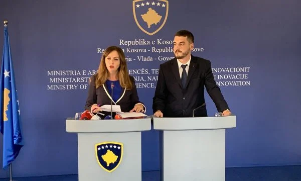 Zëvendësi i Nagavcit thotë se çmimet e librave do të jenë të shtypura në kopertina, prindërit aplikojnë në e-Kosova