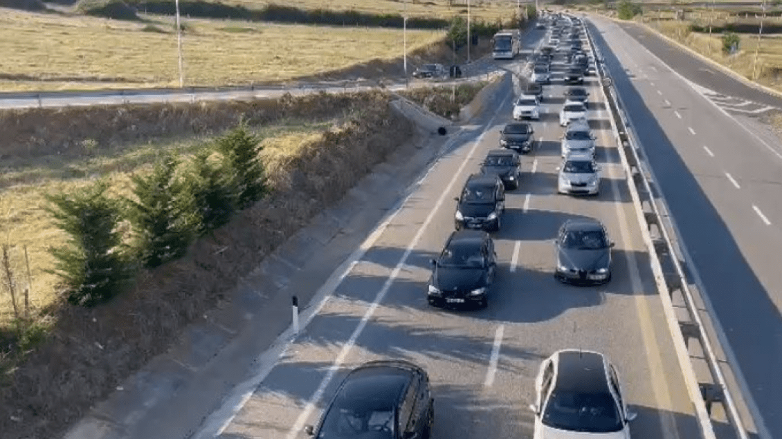 Fluks i madh automjetesh nga Kosova drejt Shqipërisë, radhë kilometrike në aksin Morinë – Kukës