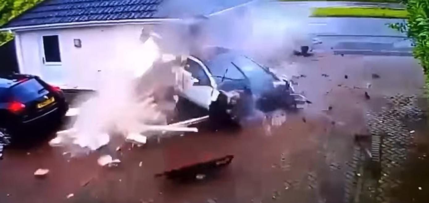 Adoleshentët me fat – momenti dramatik kur vetura e shemb garazhin, shpëtojnë me lëndime të lehta
