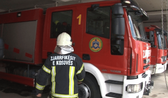 Rahovec: Lëndohet një zjarrfikës gjatë shuarjes së zjarrit në pyll