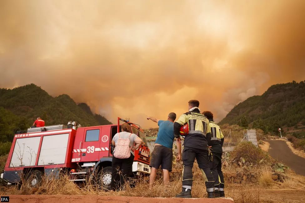 Zjarret në Tenerife çojnë në evakuimin e disa fshatrave