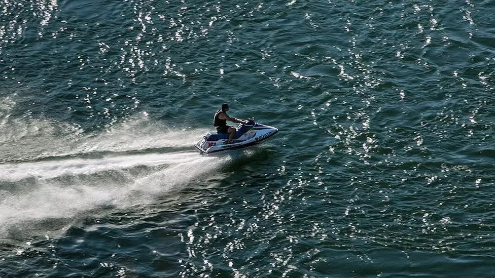 Kaluan kufirin me jet ski, roja bregdetare vret me armë dy turistë në bregdetin e Mesdheut