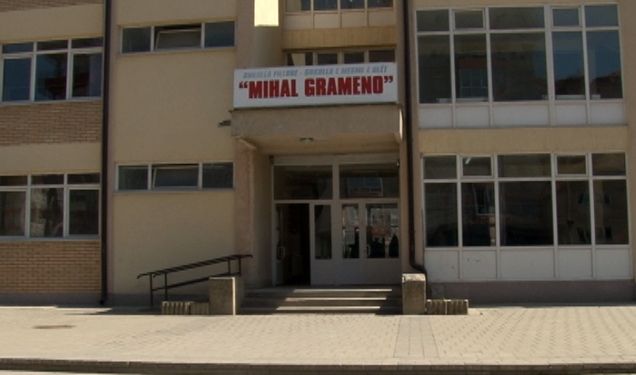 Shqetësuese: Nxënësi i shkollës “Mihal Grameno” në Fushë Kosovë kapet me thikë, intervenon Policia