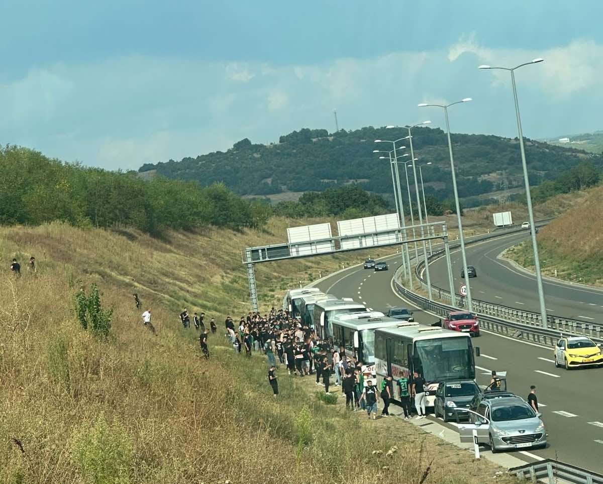 “Torcida” e Mitrovicës u ndalën në autostradë, Policia i dënon 5 autobusët