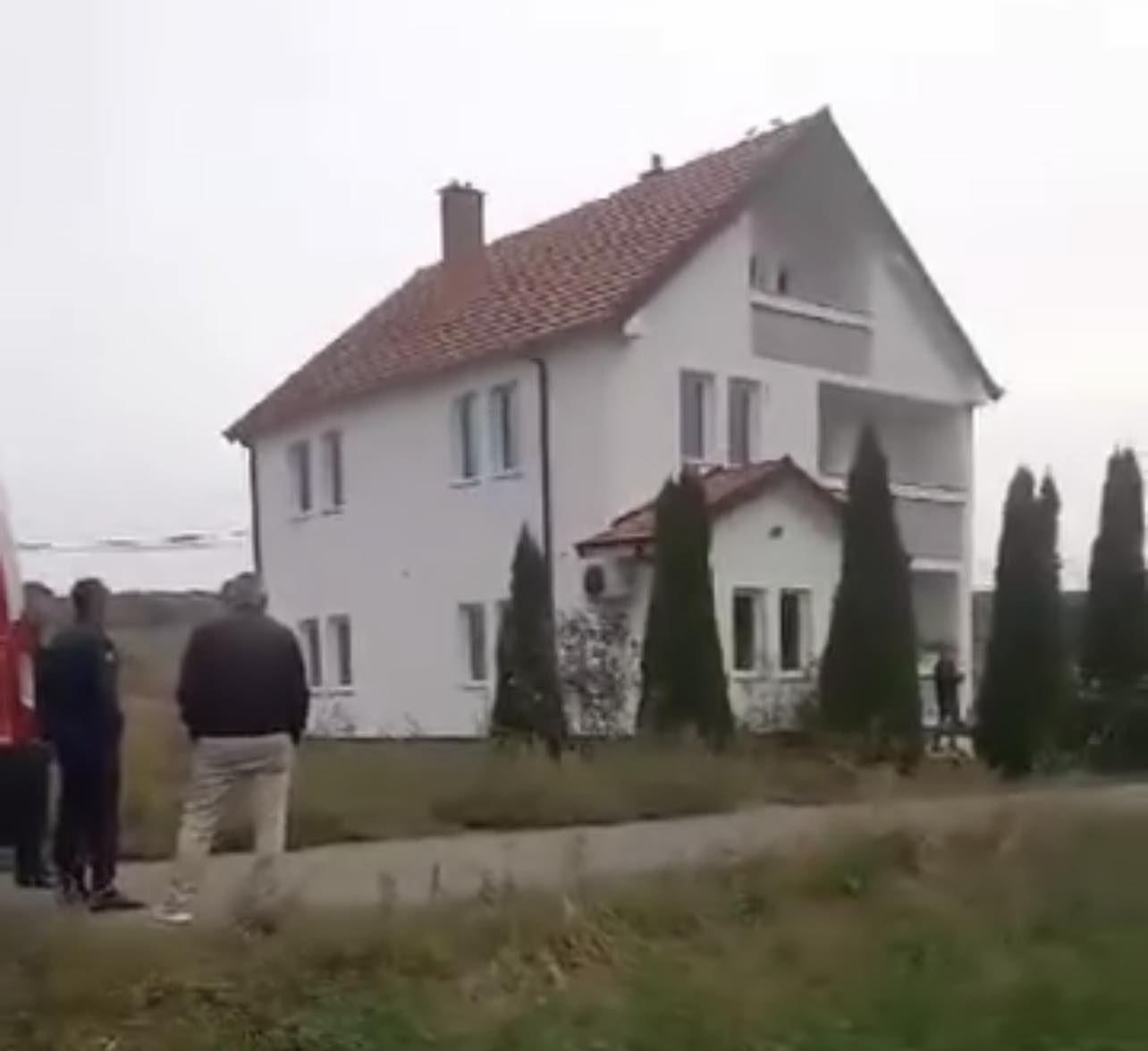 Pamje nga shtëpia e policit të vrarë në veri (VIDEO)