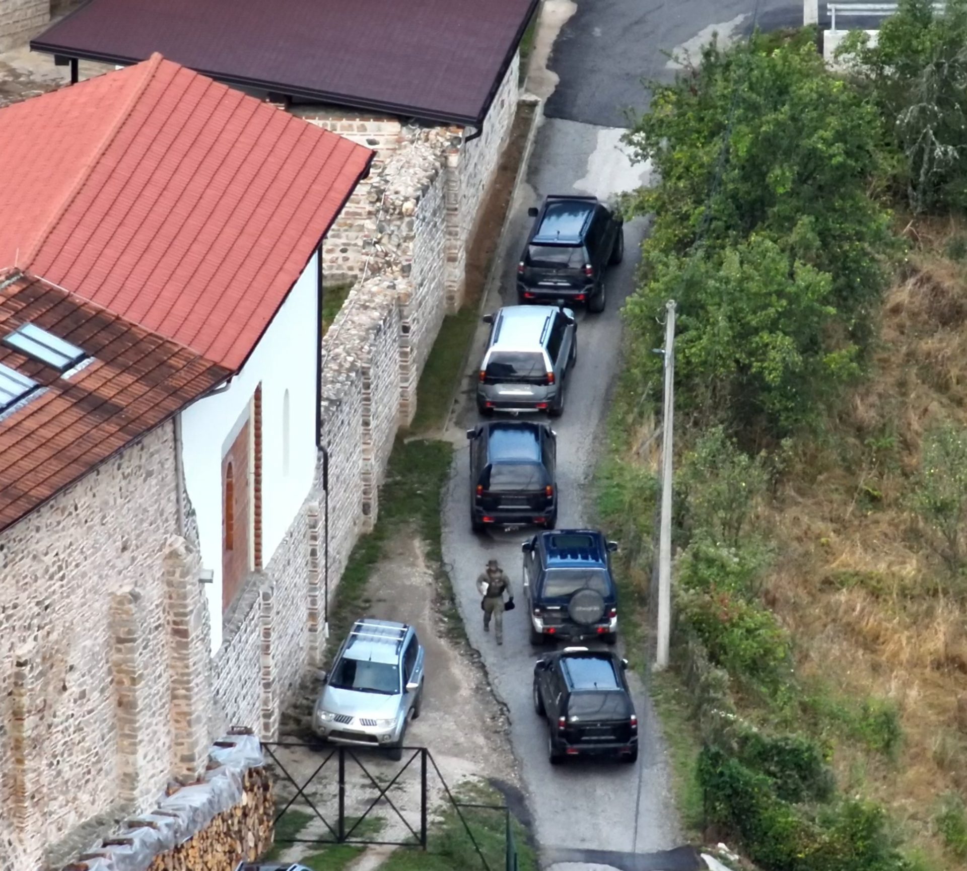 Gjendet një autoblidë e grupit terrorist e braktisur në zonën malore në dalje të Banjskës (Video)