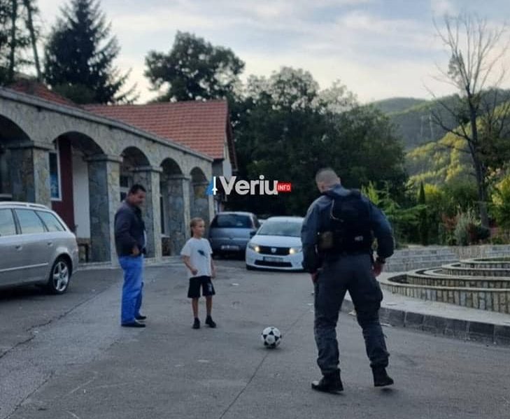 Pjesëtari i Policisë së Kosovës luan me top me një djalë të vogël serb në Banjskë të Zveçanit