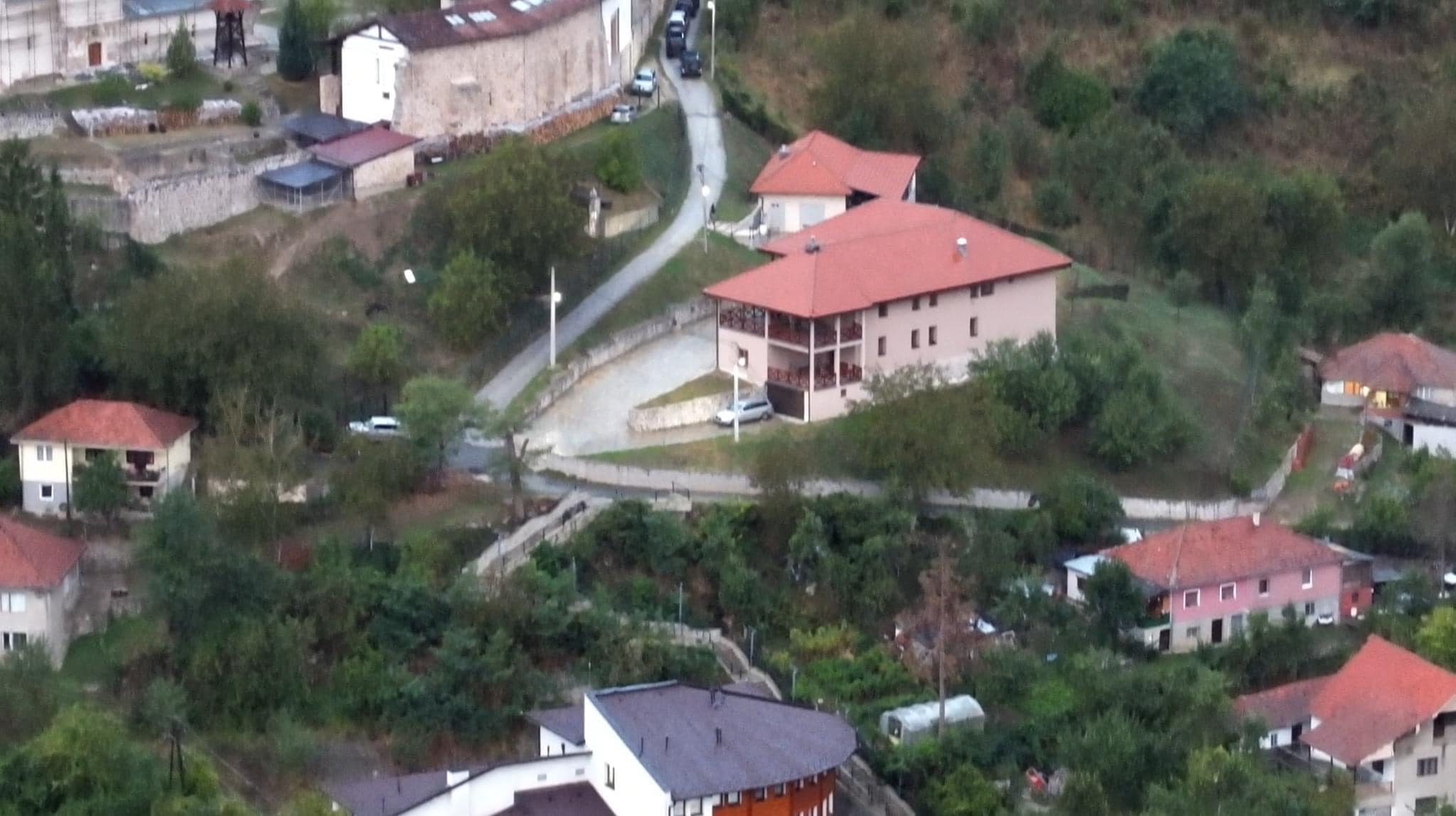 Del fotografia e sulmuesit të 4-të të vrarë, u gjet në mal duke ikur nga Banjska