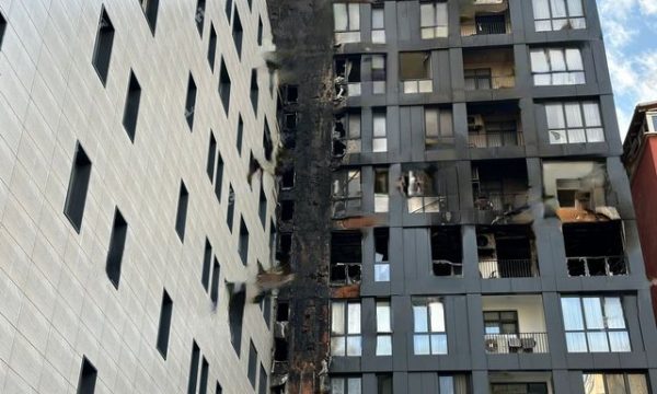 Tiranë: Zjarri kaploi 4 apartamente, dyshohet se u përhap me shpejtësi shkaku i fasadës
