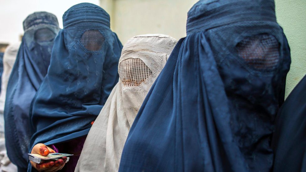 Parlamenti zviceran ndalon mbulesën e plotë të fytyrës si burka dhe vendos gjoba për shkelësit