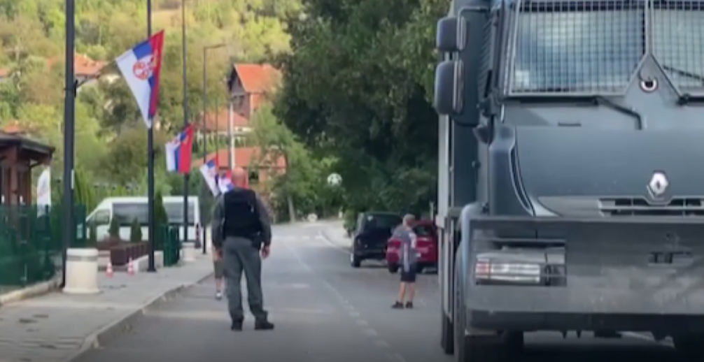 Policia e Kosovës luan futboll me fëmijët serbë në Banjskë – VIDEO